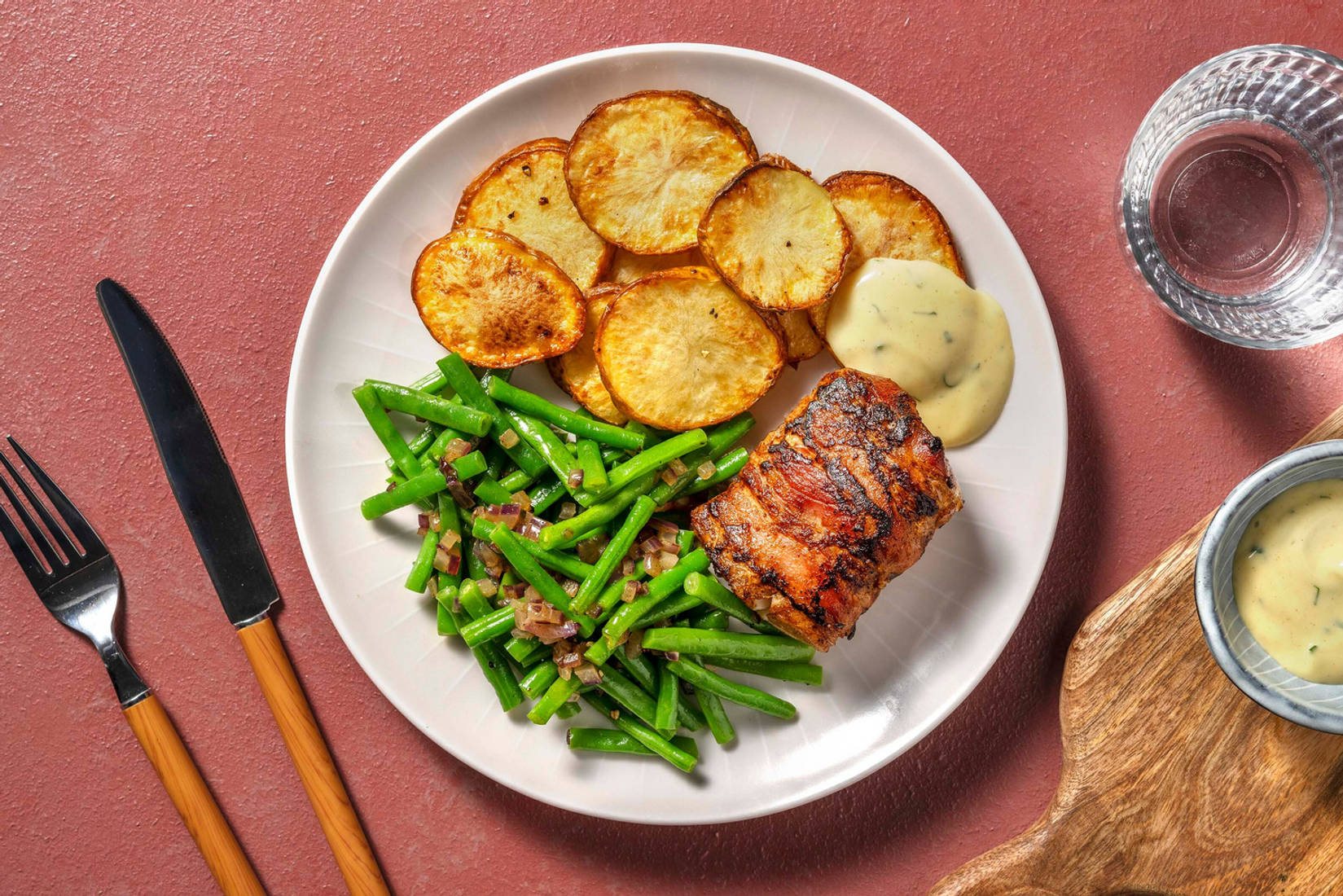 Schelvis in ontbijtspek met sperziebonen