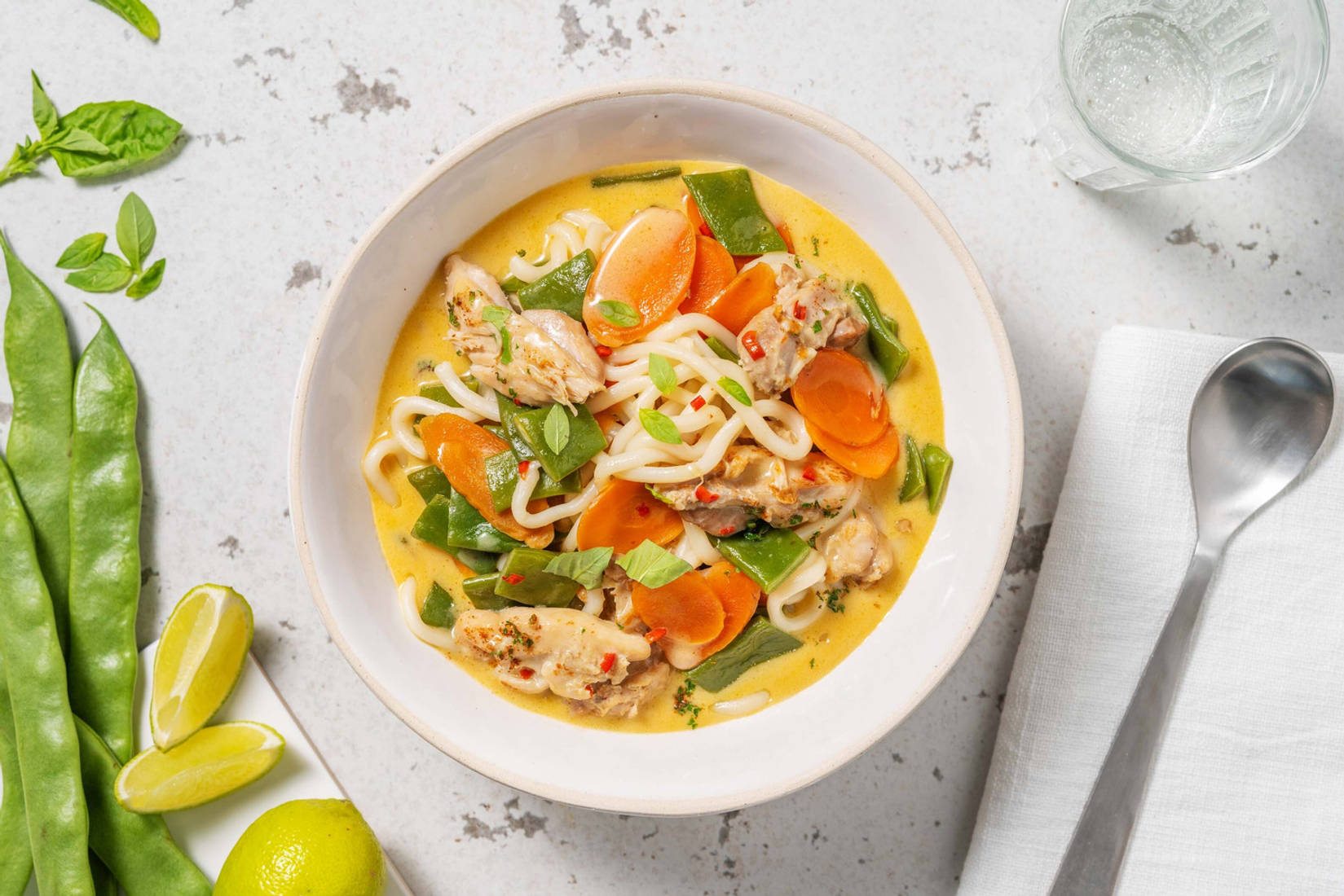 Soupe de nouilles udon au poulet et lait de coco