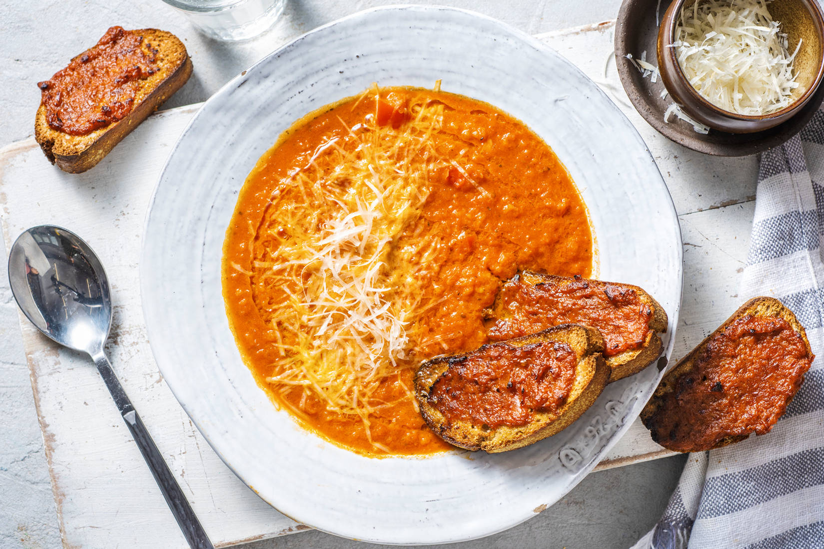Tomatensoep en bruschetta's met paprikapesto