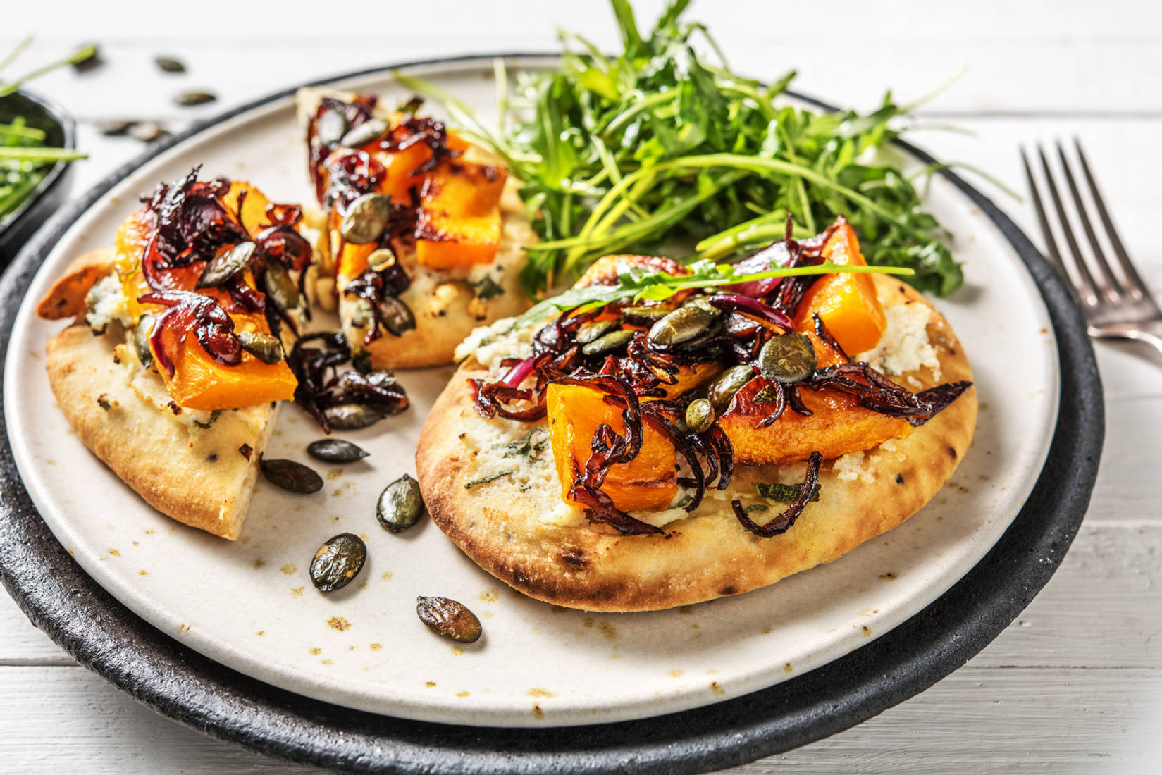 Pain plat à la courge et aux oignons caramélisés