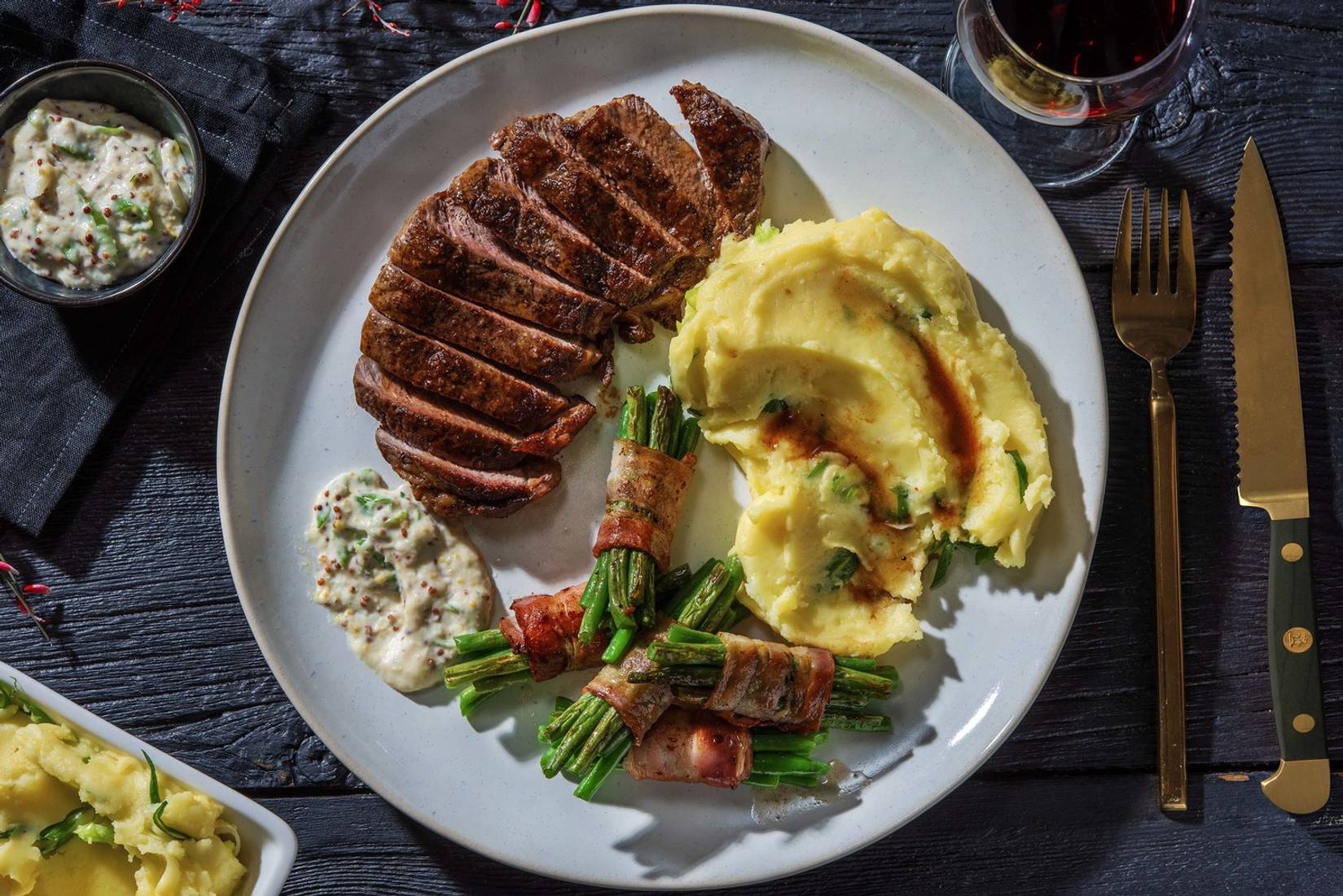 Steaks et haricots verts enrobés de bacon