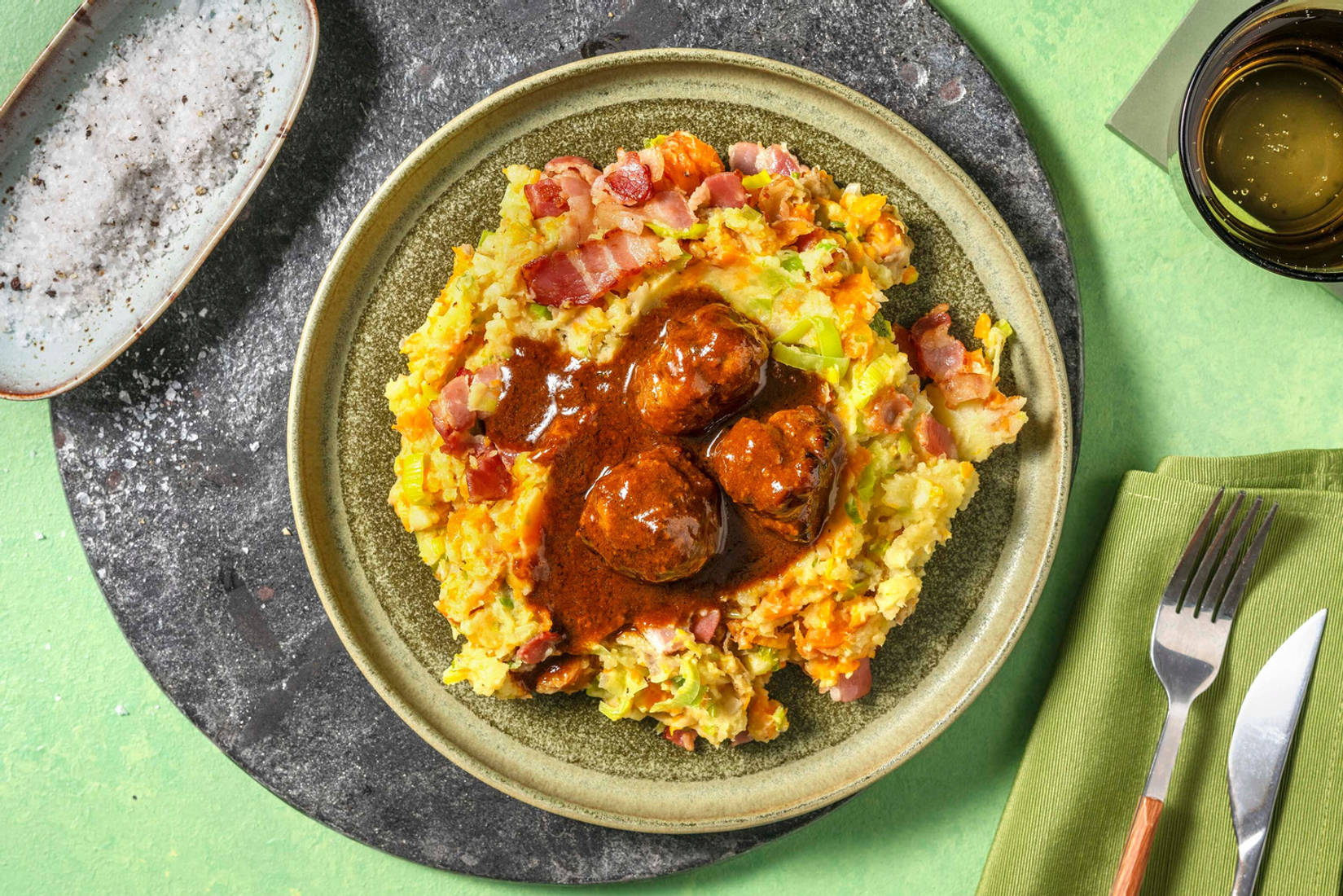 Wortel-preistamppot met spekjes en gehaktballen