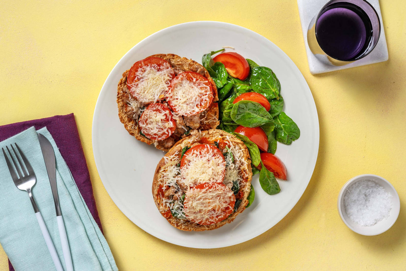 Toast de focaccia au poulet haché et fromage gratiné