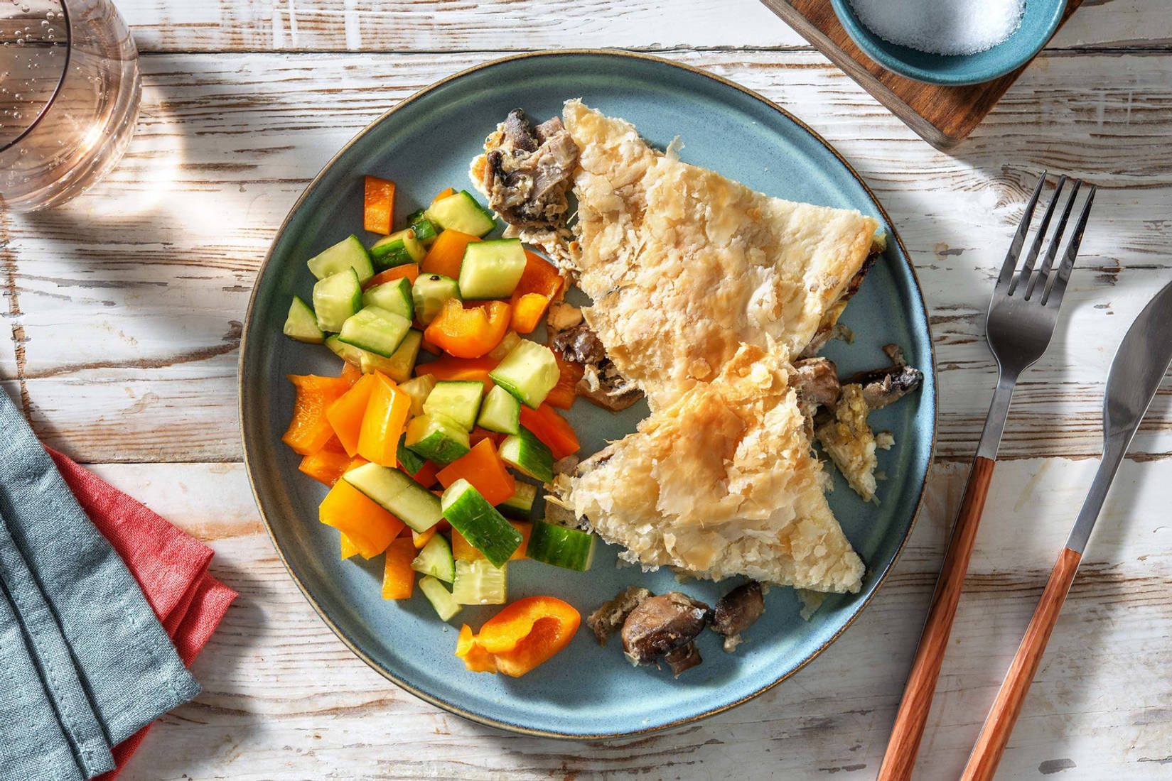 Hartige taart met witte kaas en champignons