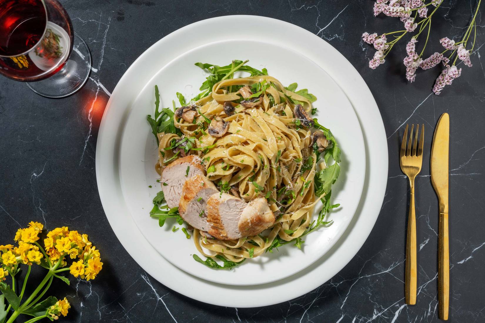 Truffel-paddenstoelen tagliatelle met varkenshaas