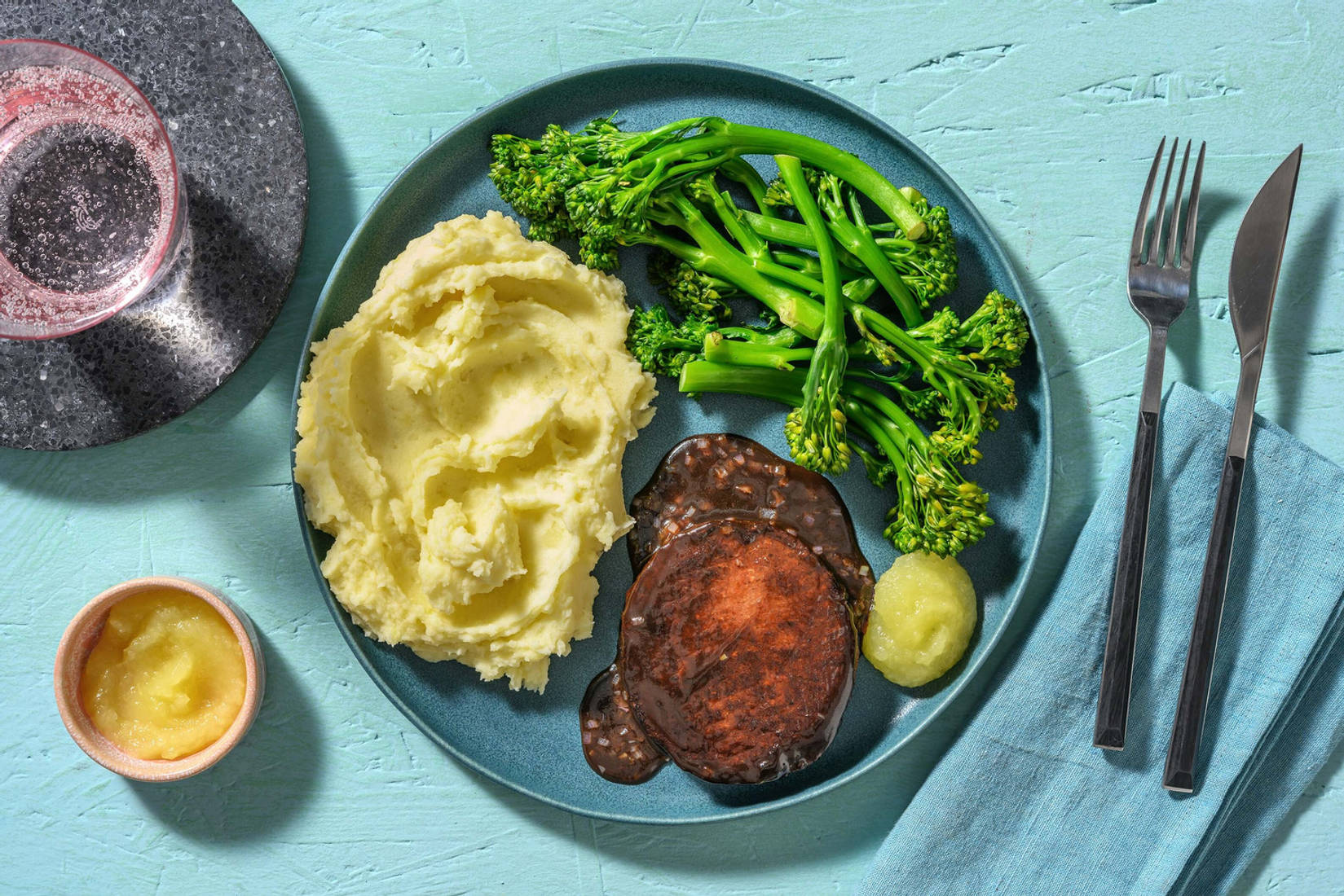Vegane Boulette in Pflaumensoße, dazu Apfelkompott