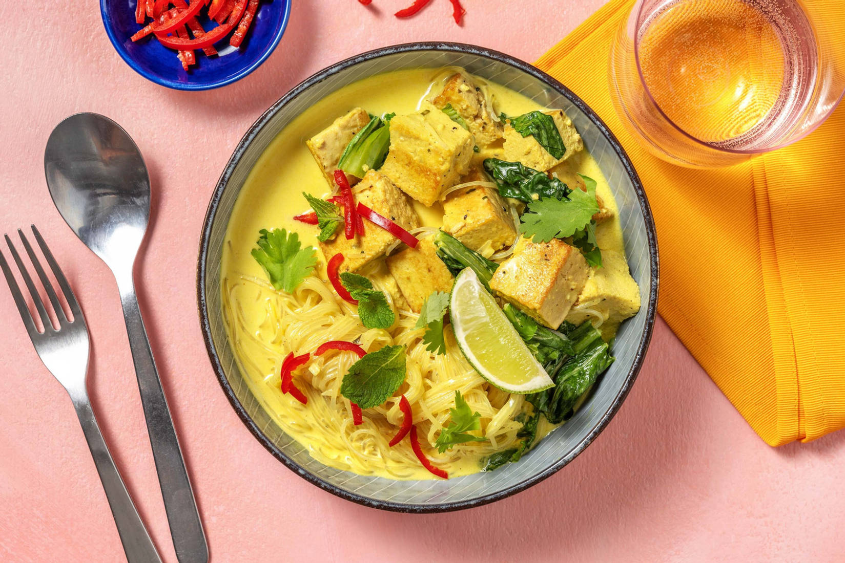 Vegane gelbe Laksa-Suppe mit Tofu & Glasnudeln