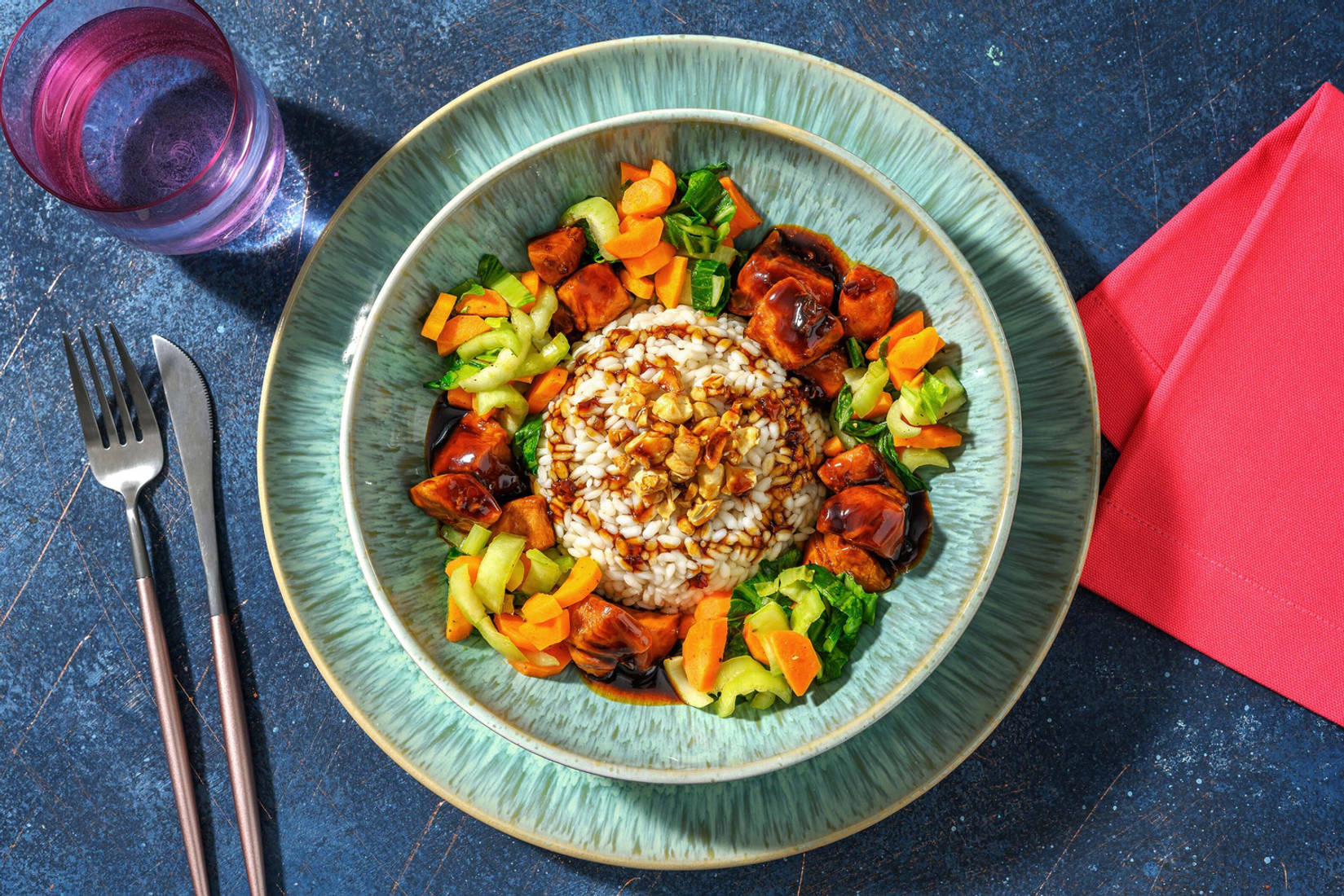 Aiguillettes de poulet en sauce sucrée et riz à l’ail