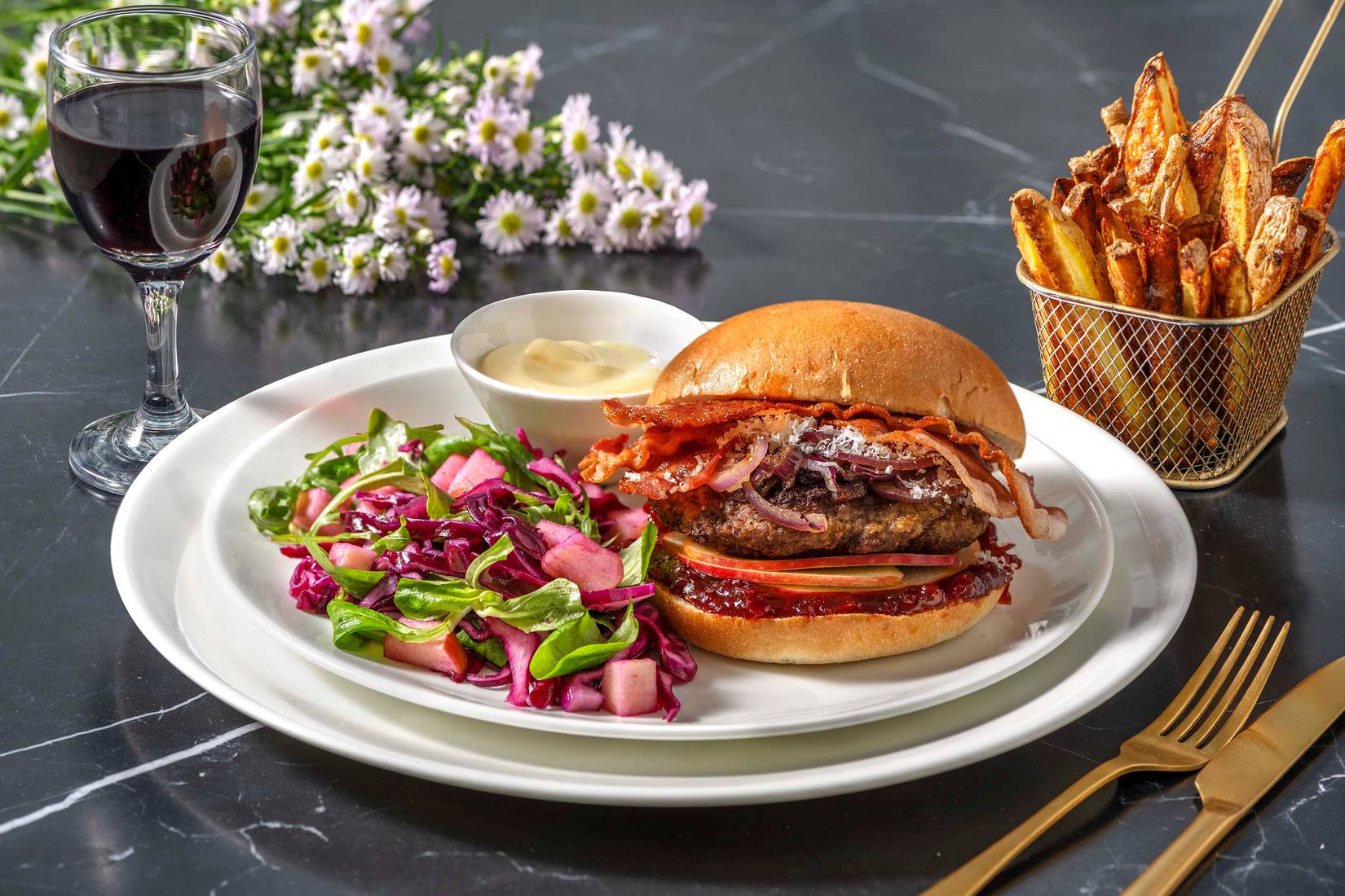 Burger de sanglier, frites au four et salade de chou et pomme