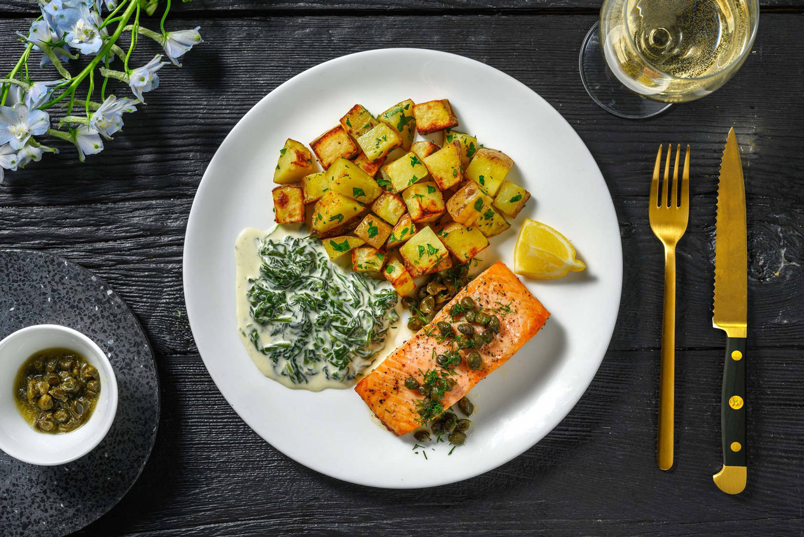 Zarter Zitronenlachs mit Kapern-Butter
