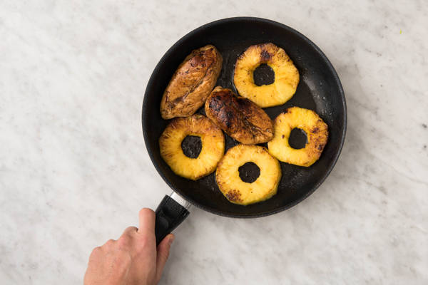 Cuire l'ananas et le poulet