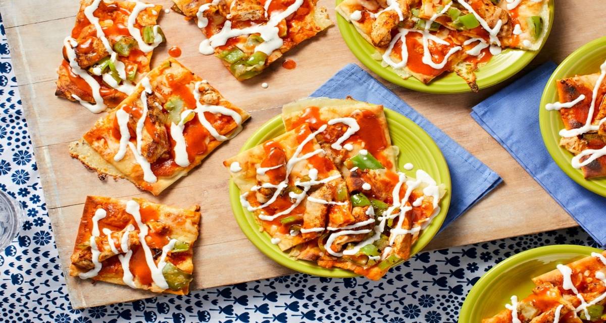 Buffalo Chicken Flatbread with Creamy Ranch Sauce