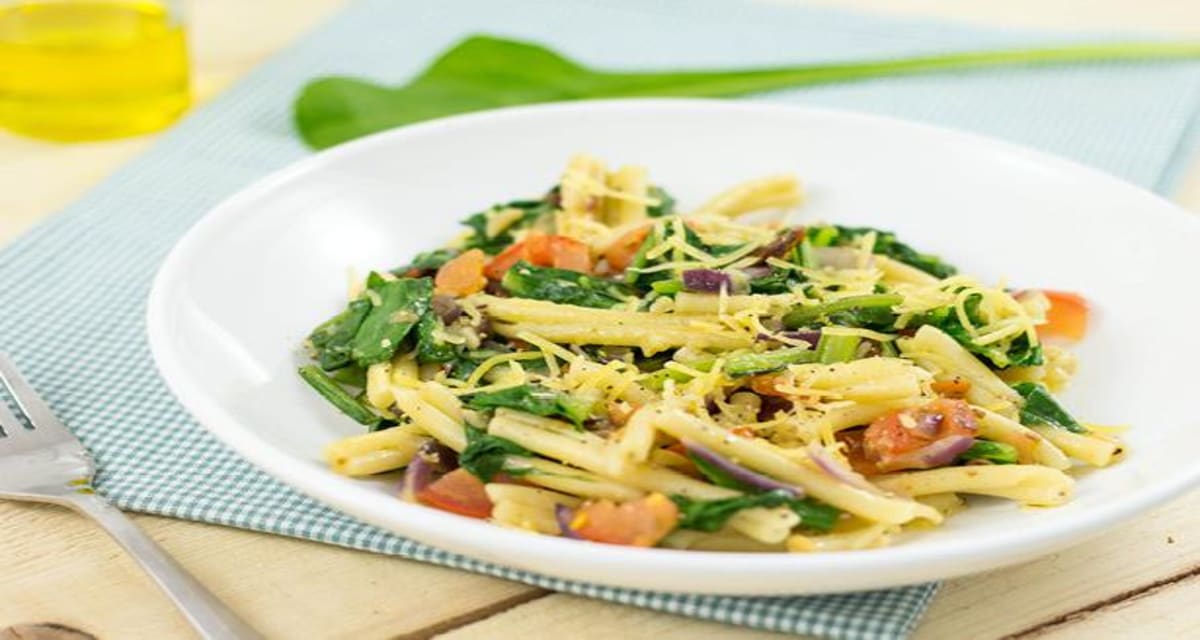 Pasta Met Snijbiet Parmezaanse Kaas En Zongedroogde Tomaten Recept