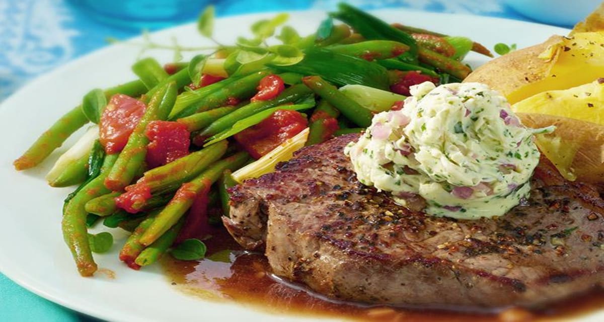 Steak mit Kräuterbutter und Bohnen Rezept | HelloFresh