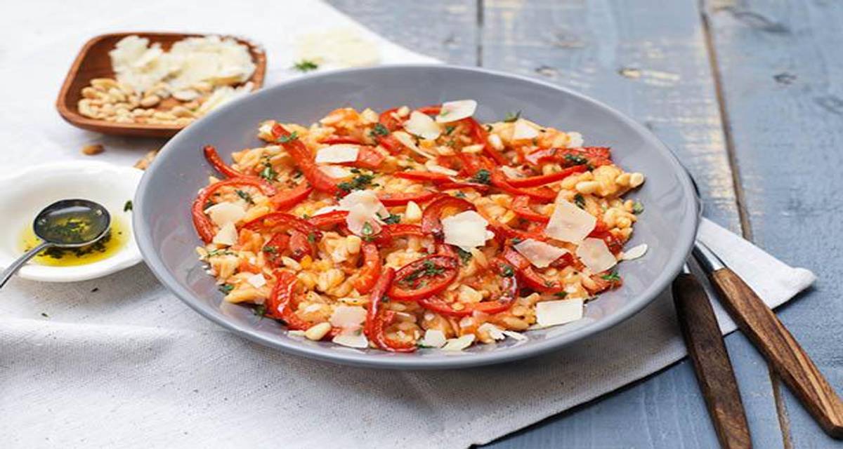 Orzo met tomaat, rode paprika en grana padano Recept | HelloFresh