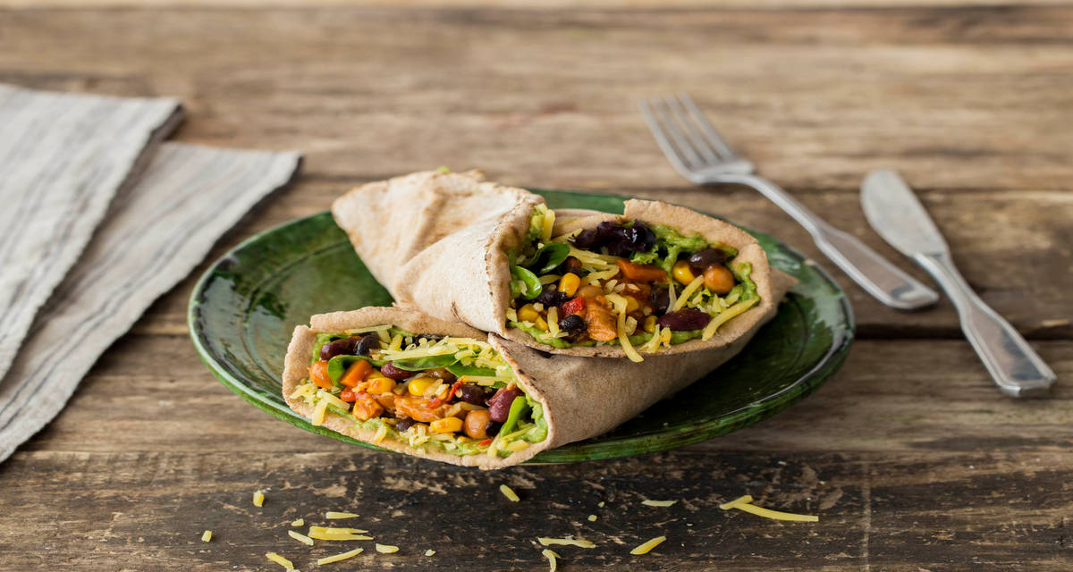 Libanese wraps met kipfilet, gemengde bonen en avocado Je maakt zelf een simpele guacamole