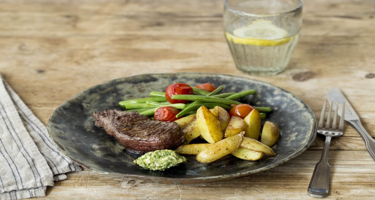 Saftiges Steak mit Senf-Kräuter-Butter Rezept | HelloFresh