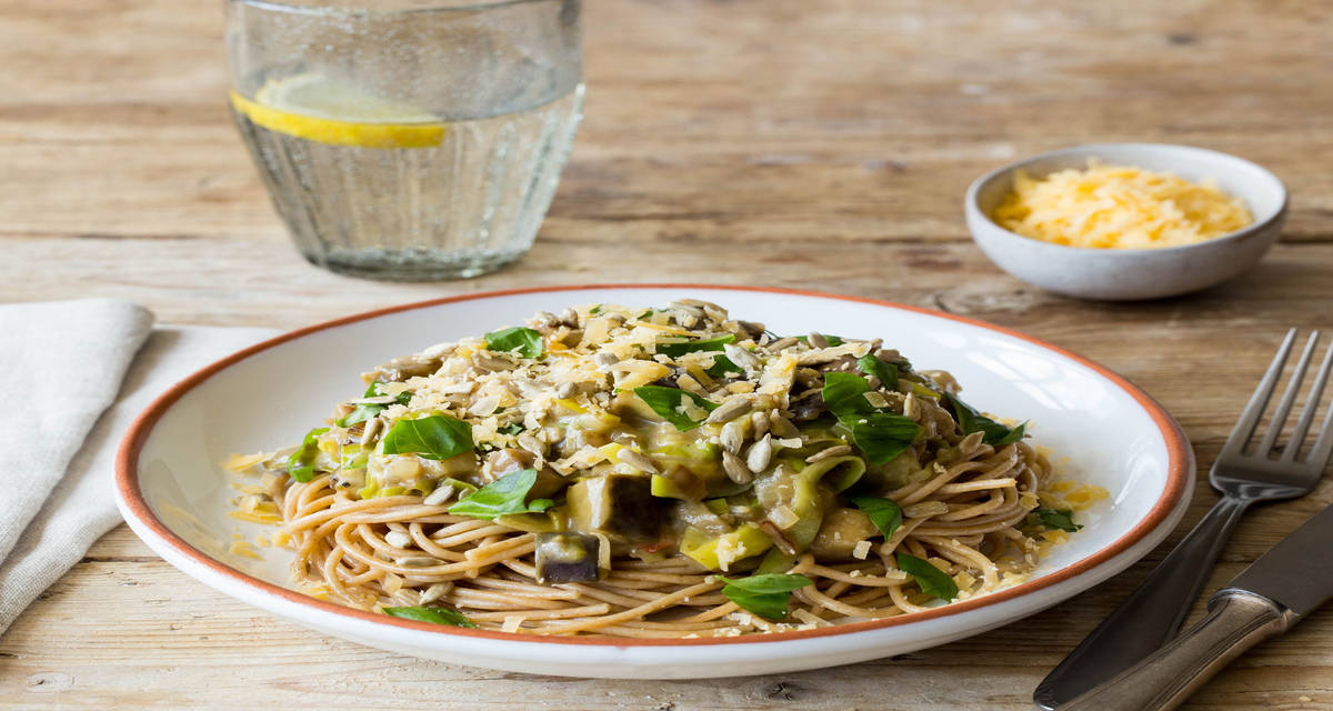 Romige spaghetti met geroosterde zonnebloempitten, oude kaas en verse