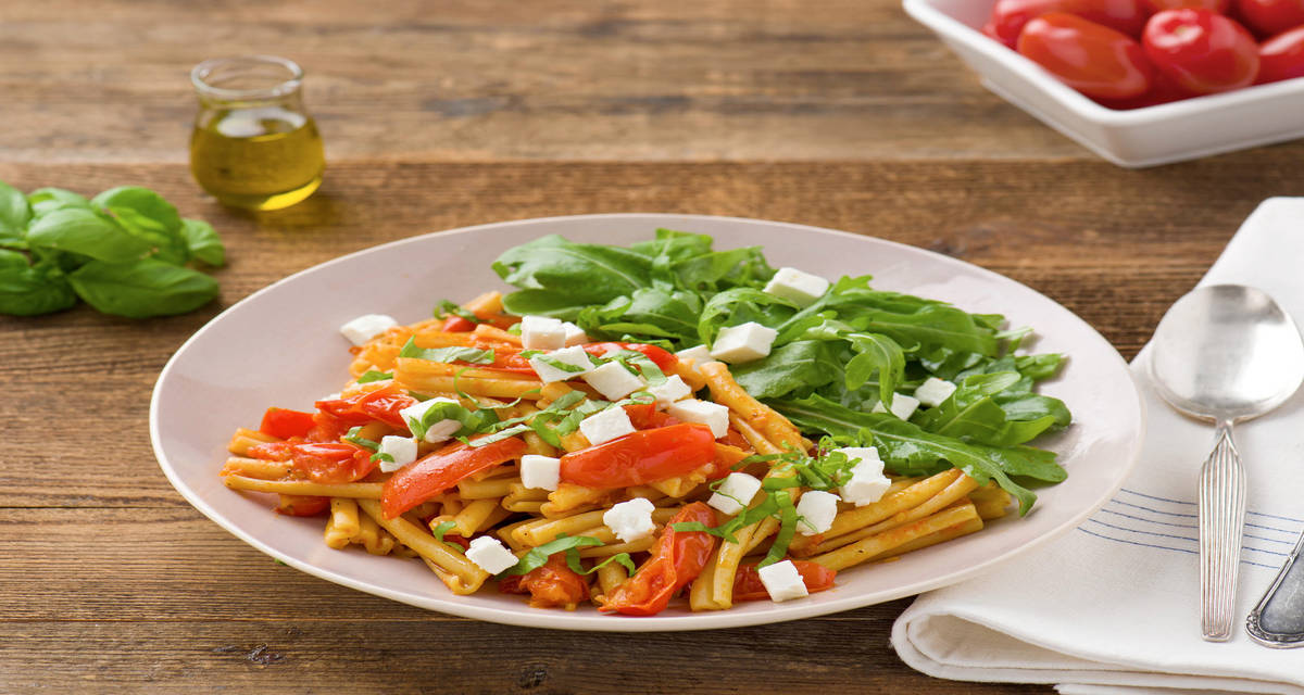 Casarecce met rode pesto, romatomaten en feta Recept HelloFresh