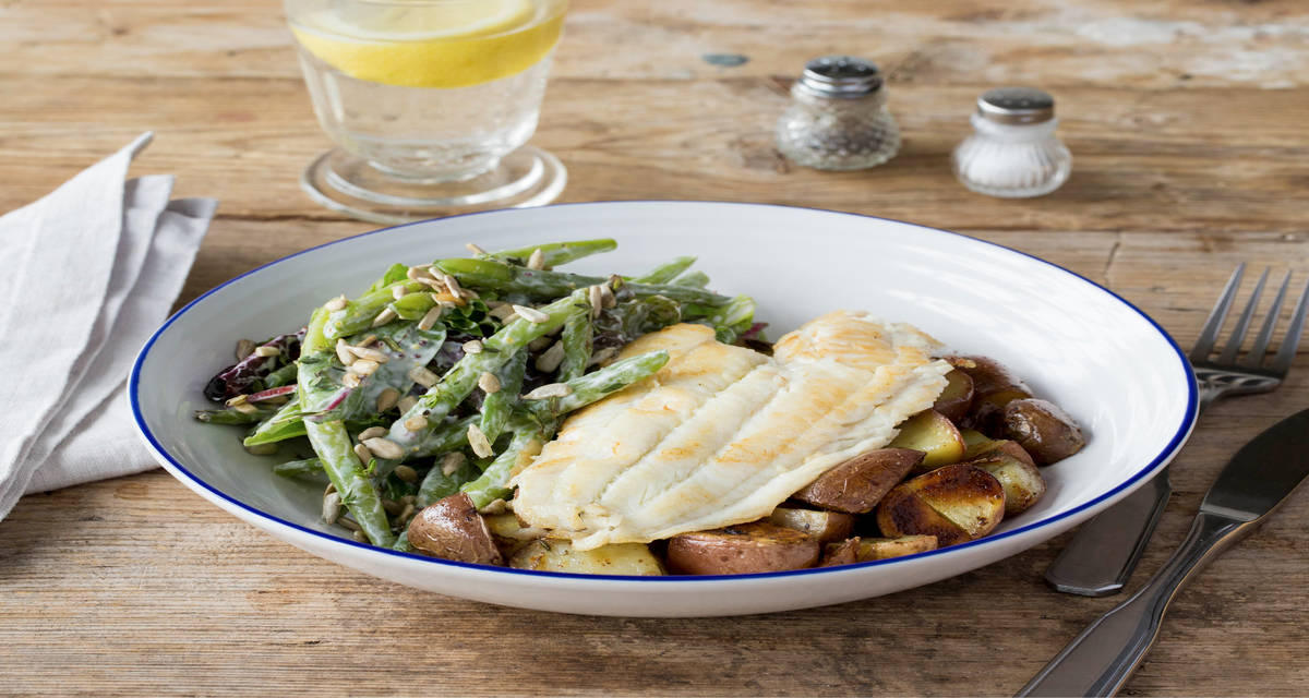 Scholfilet met aardappelen en salade van sperziebonen en zonnebloempitten Geserveerd met frisse yoghurtsaus