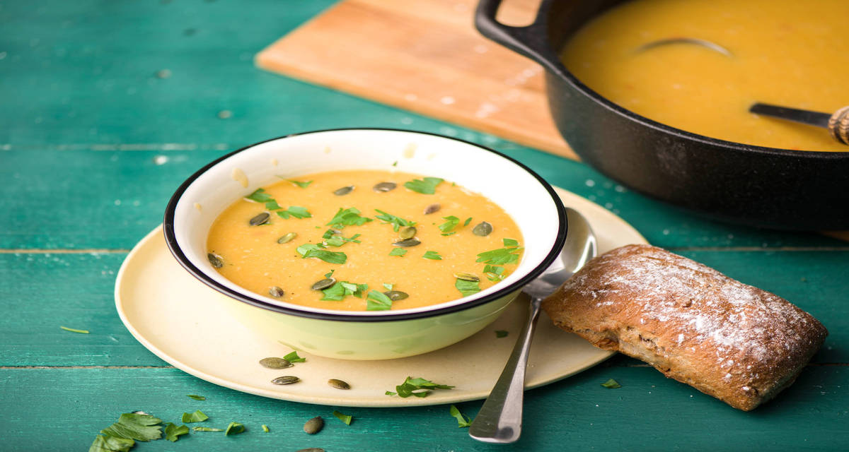 Pompoenkikkererwtensoep met bruine ciabatta Recept HelloFresh