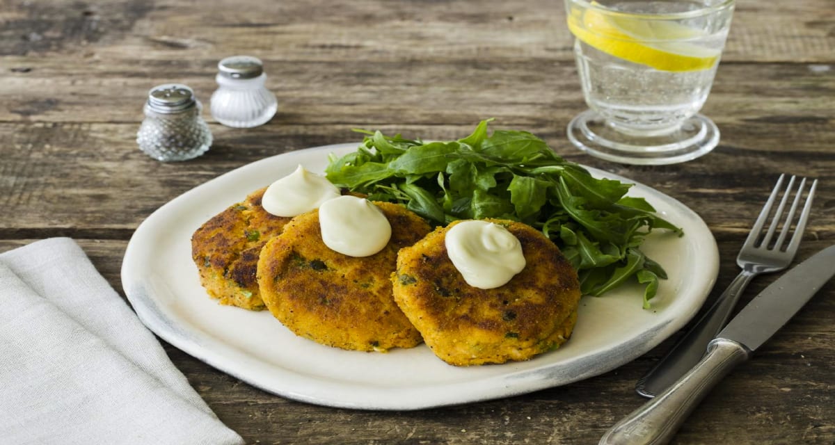 hot-smoked-salmon-sweet-potato-cakes-recipe-hellofresh