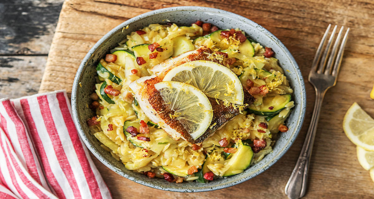 Orzorisotto met kabeljauw, spekjes, citroen en tijm Recept HelloFresh