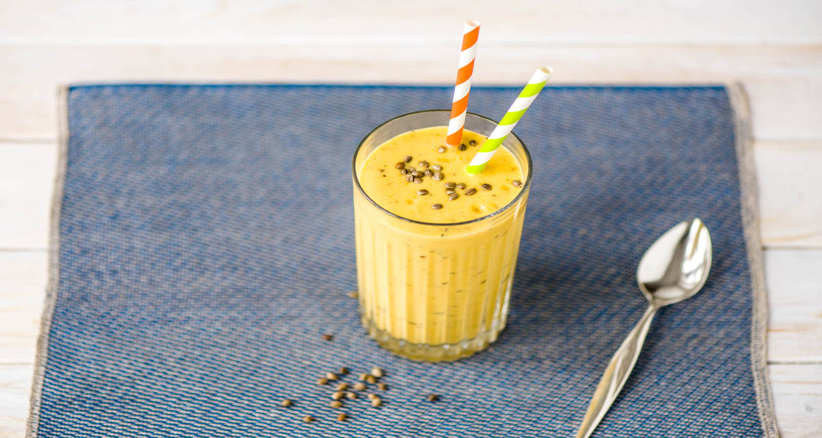 Smoothie à la mangue, graines de chanvre et menthe fraîche