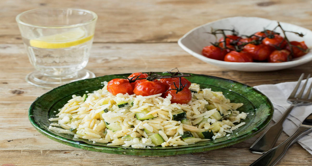 Orzo aux tomates Roma cuites au four Un repas crémeux assaisonné de vinaigre balsamique