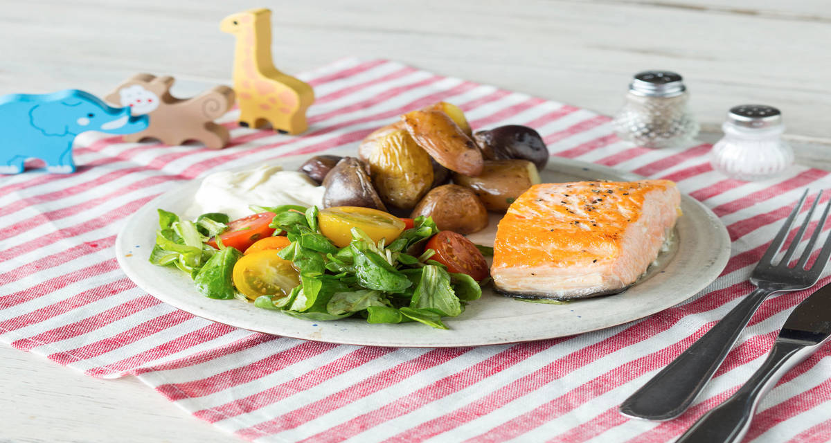 Saumon aux grenailles avec une salade de mâche fraîche Accompagné d'une sauce crémeuse