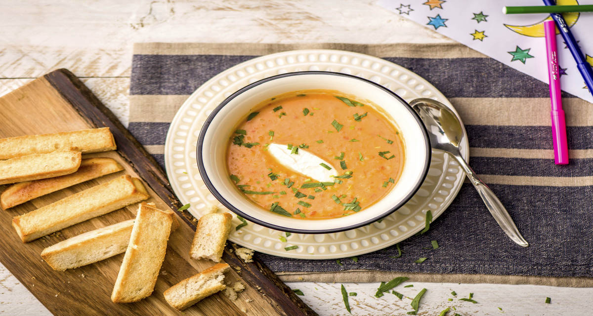 Soupe à la tomate avec couscous perlé Avec gressins faits maison