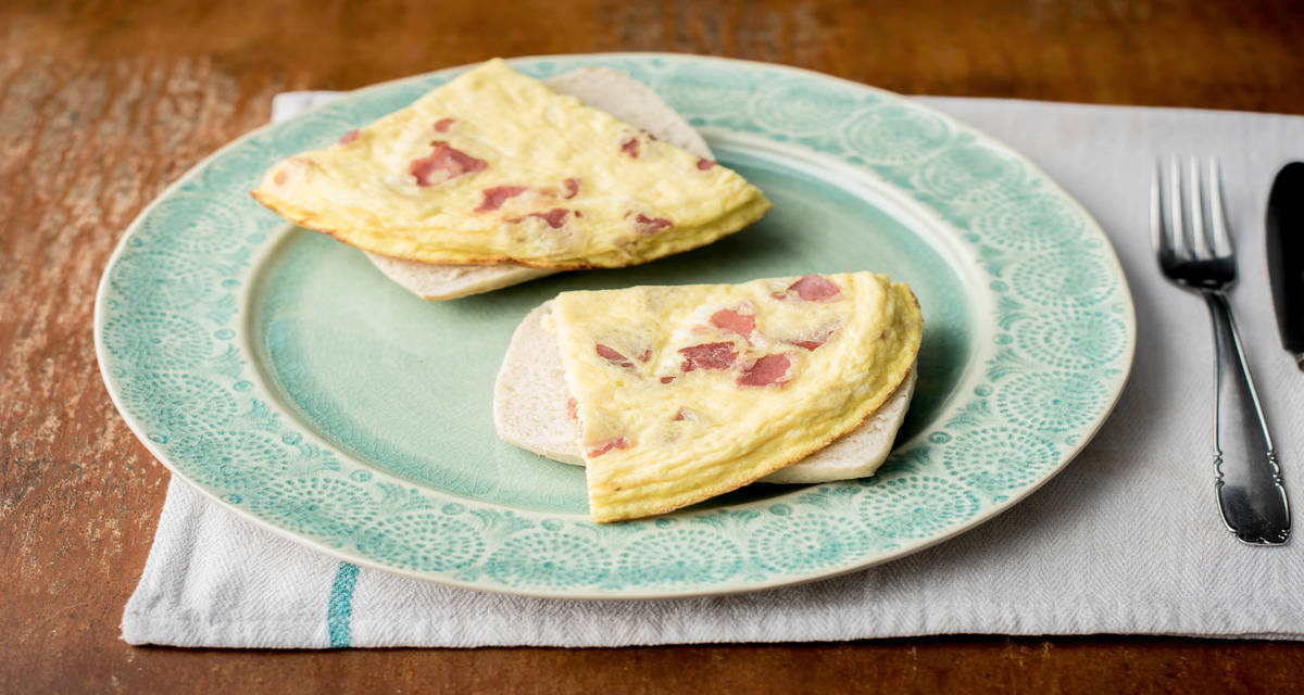 Omelette au lard et au fromage Accompagnée d'une ciabatta