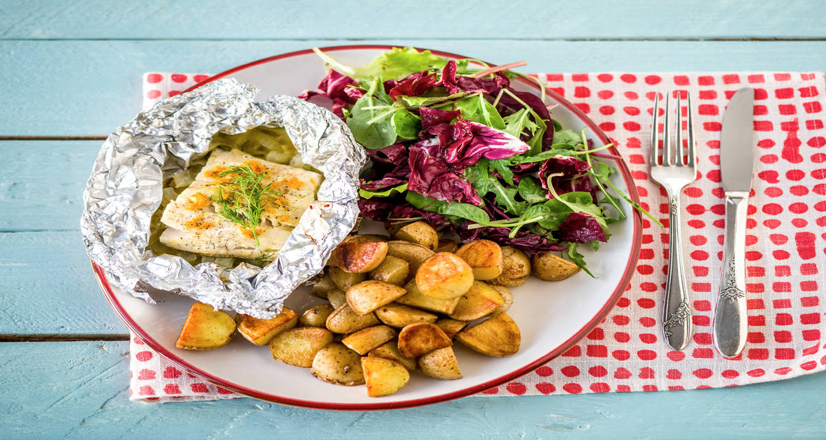 Papillote de poisson avec fenouil, grenailles grillées et salade Le tout assaisonné d'aneth