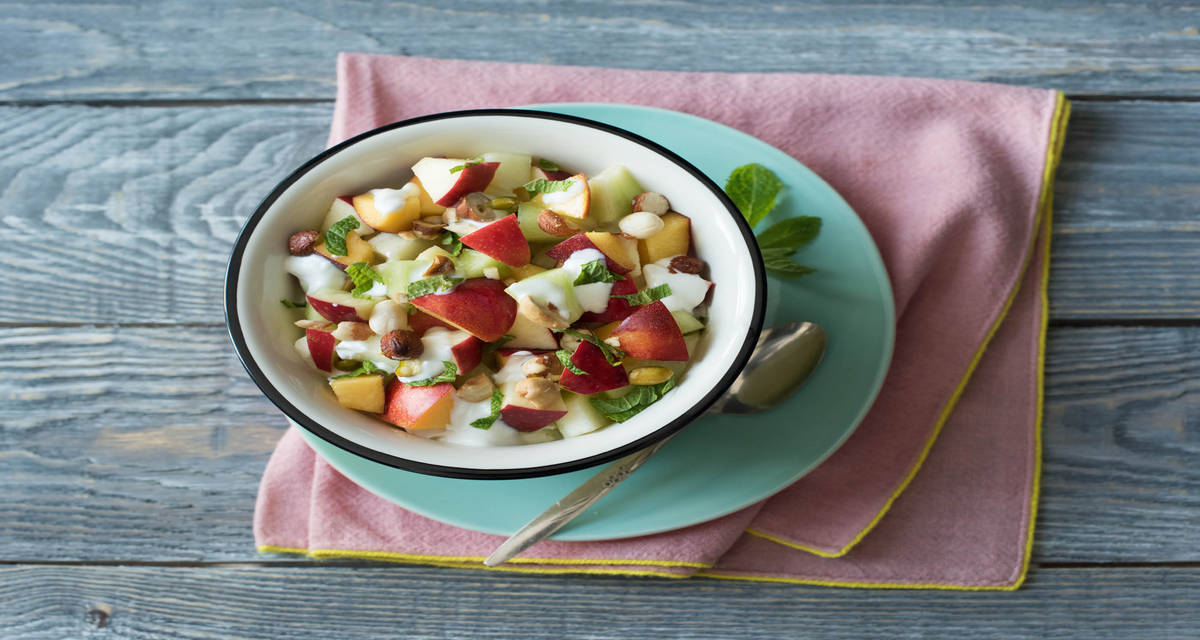 Salade de fruits estivale aux noix, au fromage blanc entier et à la mélisse citronnelle