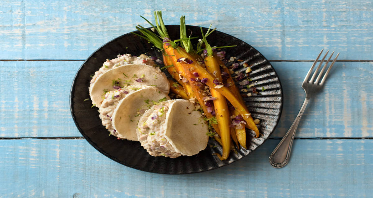Mini-pains pita à la salade de thon Avec de la carotte et de la noix de coco