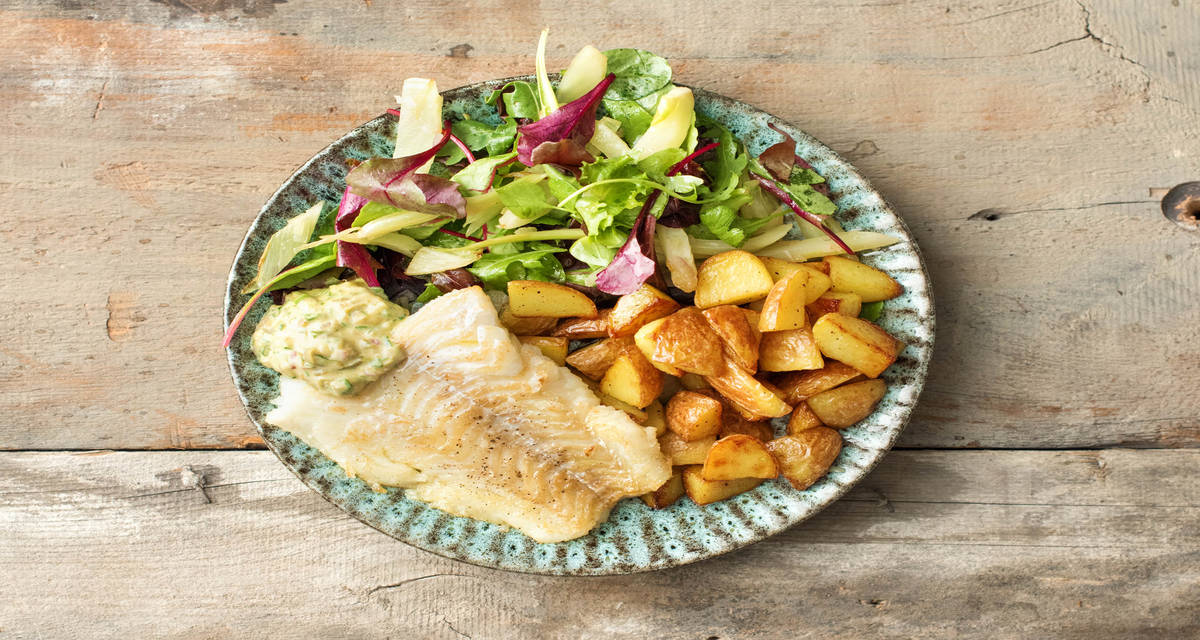 Filet de merlan à la sauce ravigote, aux petites pommes de terre et à la salade de fenouil