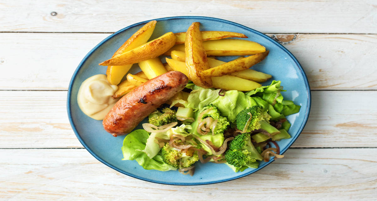 Saucisse de porc des Pouilles à la salade de brocolis et aux pommes de terre