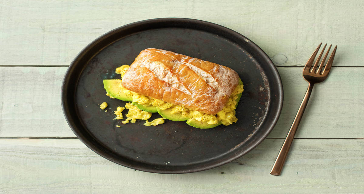 Oeufs brouillés et avocat Sur du pain au levain