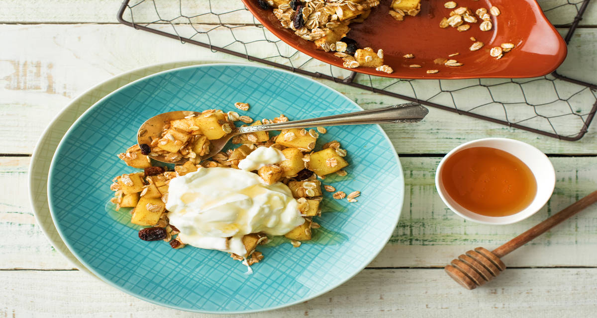 Crumble aux pommes et au muesli accompagné de yaourt