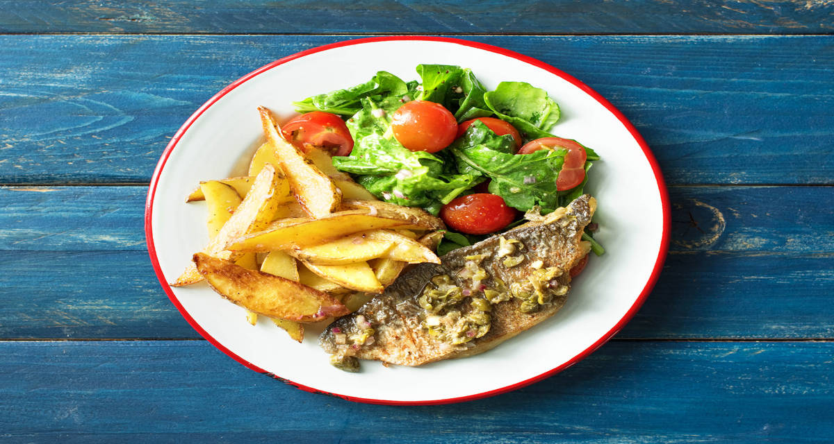 Dorade à l’étuvée à la sauce au beurre et aux câpres et salade piquante
