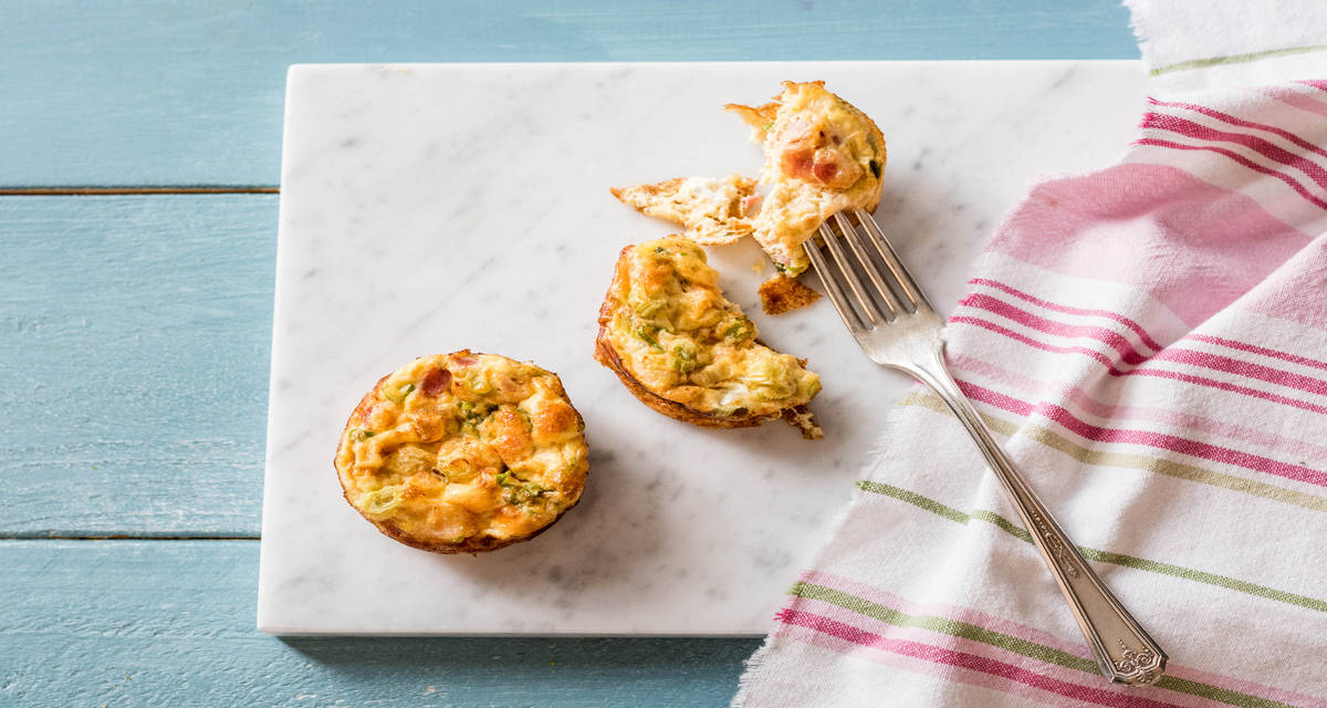 Muffins aux oeufs et aux lardons Avec des oignons jeunes et du fromage
