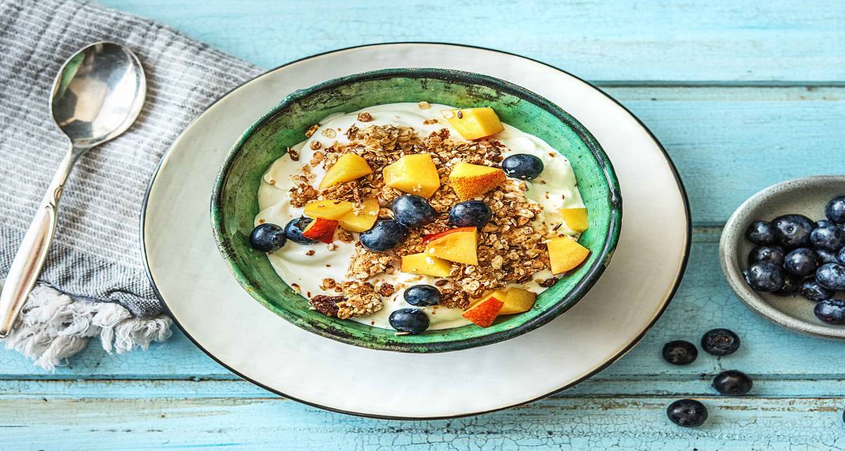 Yaourt entier à la nectarine, aux myrtilles et au granola Avec des myrtilles et du muesli