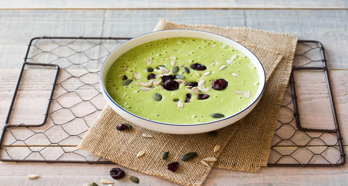 Smoothie bowl à l'ananas et aux épinards avec mélange de canneberges et de graines
