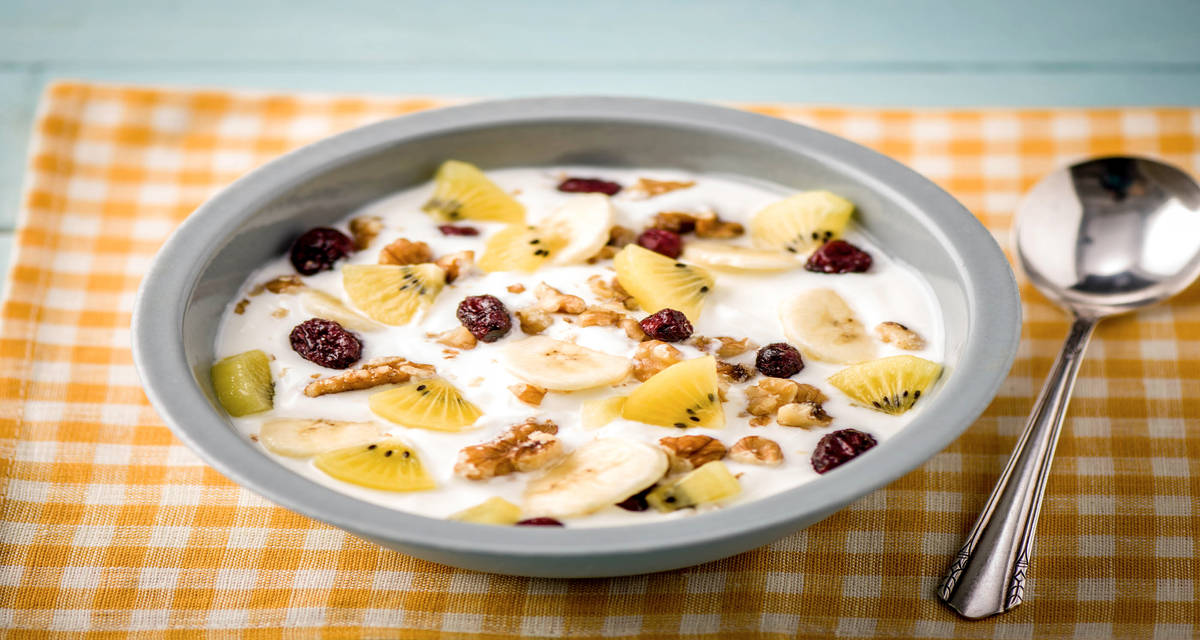 Yaourt de lait entier à la banane, au kiwi sucré et au mélange de canneberges et de noix