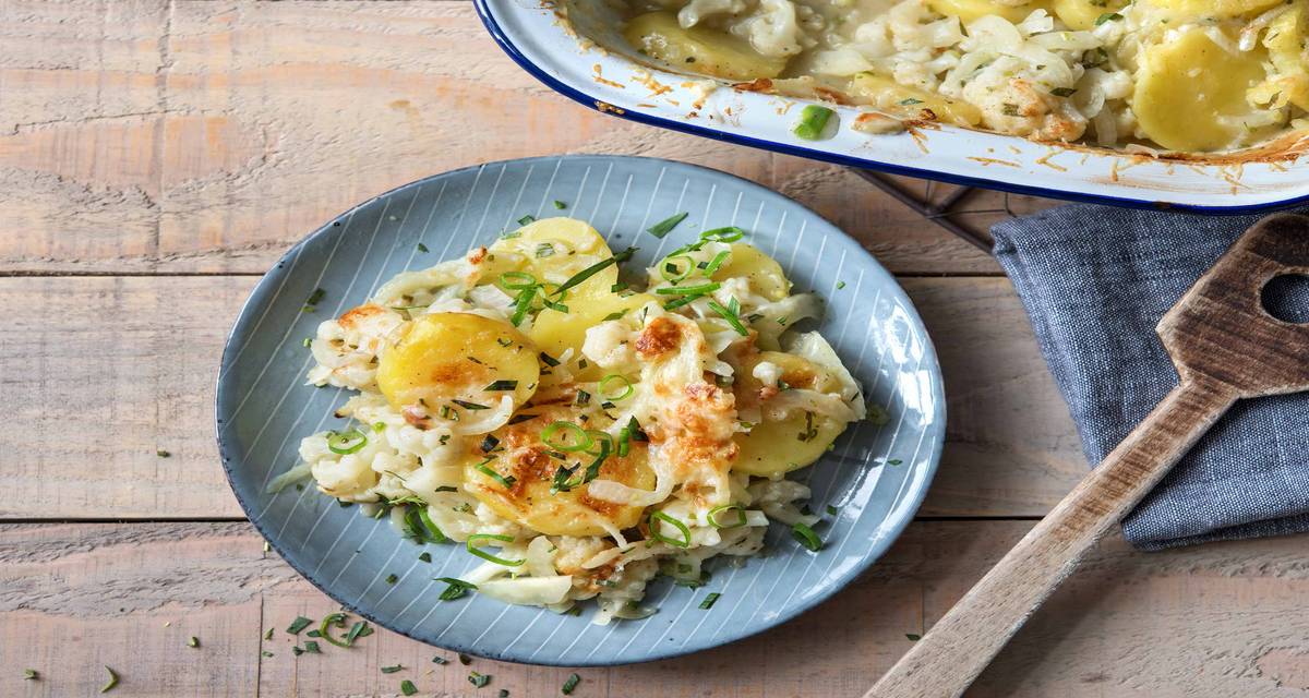 Gratin de pommes de terre à la hollandaise au fromage vieux Avec des oignons de printemps pour plus de goût et de croquant