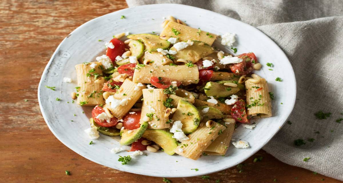 Salade de rigatoni à la courgette blanche, aux tomates cerises et à la feta Avec des pignons de pin croquants