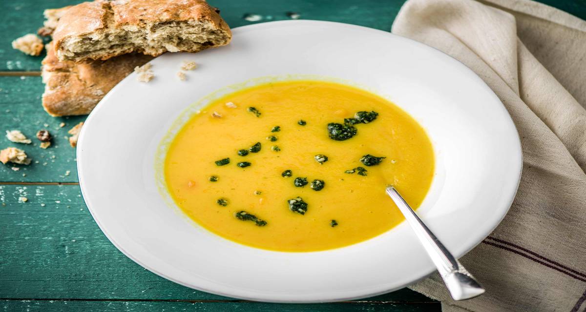 Soupe à la carotte et au panais, pain aux noix et aux raisins sec Un ensemble « mélodieux » grâce aux pommes de terre Melody
