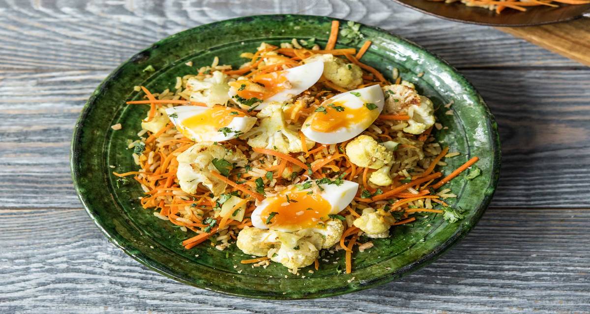 Nasi épicé, chou-fleur cuit au four, œuf mollet Nous avons prédécoupé les carottes pour vous