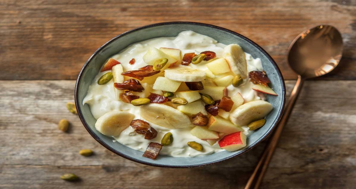 Fromage blanc entier, pomme, banane et dattes