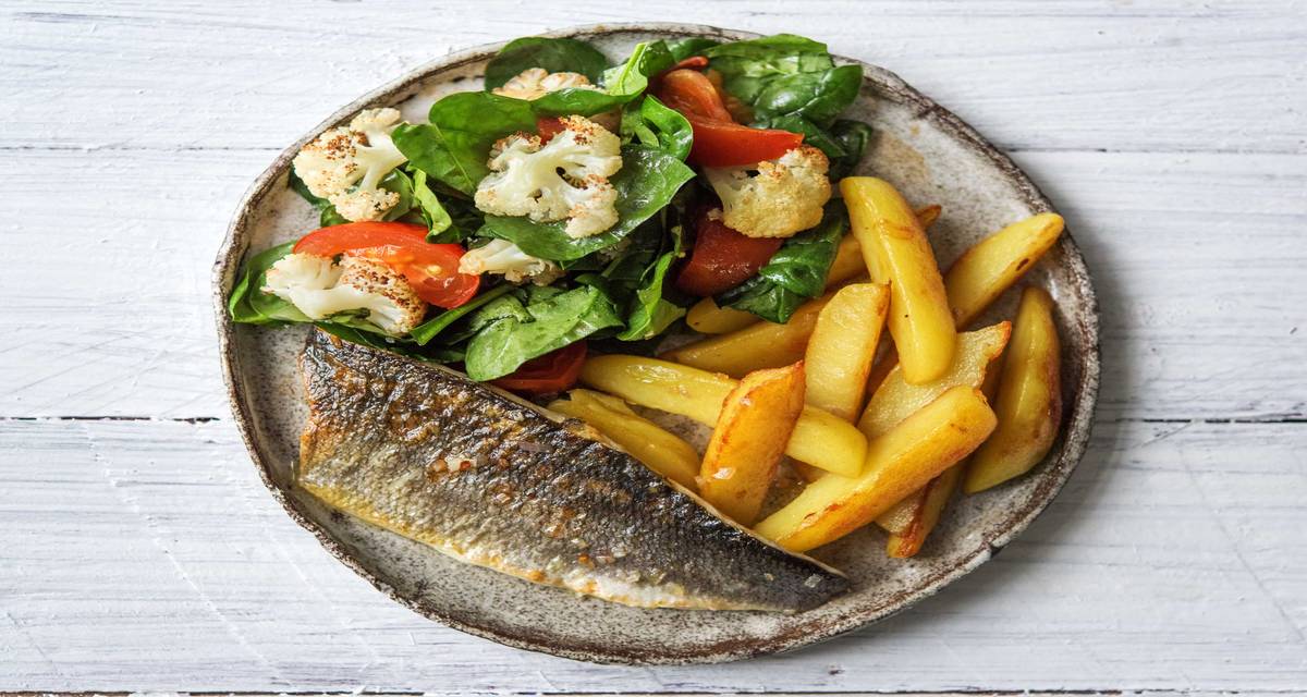 Bar et salade au chou-fleur rôti et aux épinards Avec pommes de terre sautées